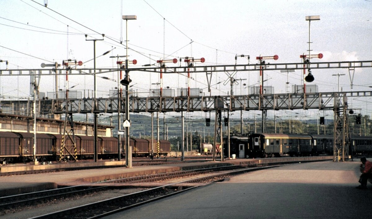 SBB Signalbrücke mit Formsignalen in Romannshorn am 06.06.1981.