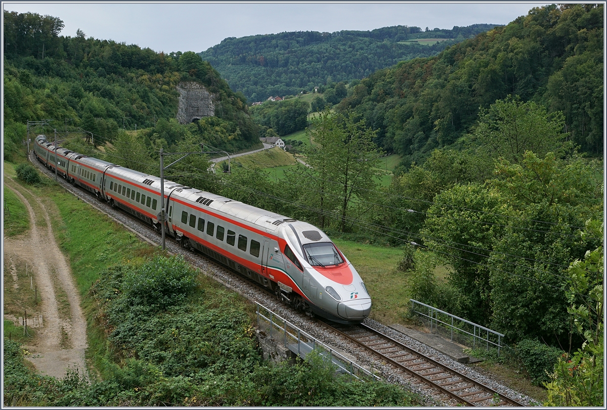 SBB Sommerfahrplan 2018: Der FS Trenitalia ETR 610 008 unterwegs von Milano nach Basel als EC 10050 zwischen Läufelfingen und Buckten auf der Alten Hauenstein Linie.
7. August 2018