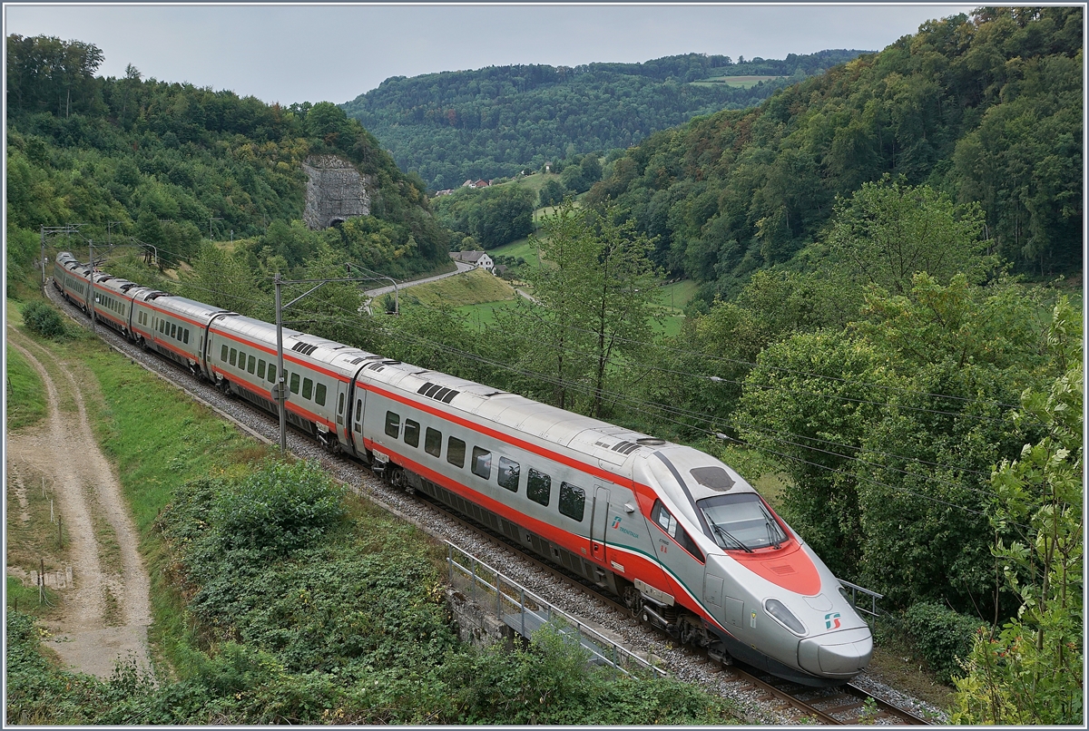 SBB Sommerfahrplan 2018: Der FS Trenitalia ETR 610 008 unterwegs von Milano nach Basel als EC 10050 zwischen Läufelfingen und Buckten auf der Alten Hauenstein Linie.
7. August 2018