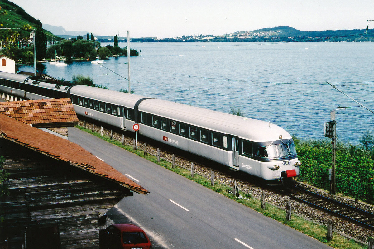 SBB: TGV-Zubringer Bern-Frasne mit RAe 1053  GRAUE MAUS , via Biel bei Twann auf dem eingleisigen Streckenabschnitt, anstatt vie Neuchâtel im Jahre 1988.
Foto: Walter Ruetsch