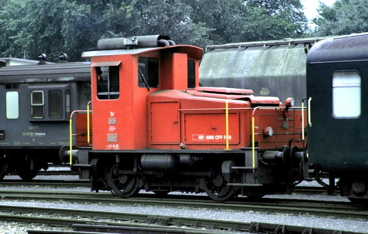 SBB Tm III Nr.903 Inbetriebnahme 1958; LP 6,54 m; Gewicht 28 t; Leistung 200 PS, Vmax 30 km/h in Chur im August 1989.