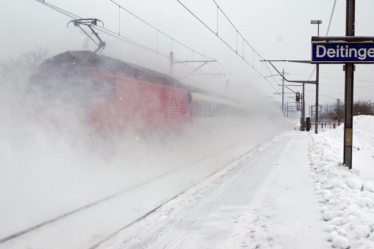 SBB: Winterstimmung für Allwetterfotografen in Deitingen am 29. Dezember 2014. Verewigt wurde ein IR Konstanz-Biel bei der Bahnhofsdurchfahrt Deitingen. Die rote Re 460 am Zugsschluss ist nur noch schwer zu erkennen im enormen Schneestaub.
Foto: Walter Ruetsch 