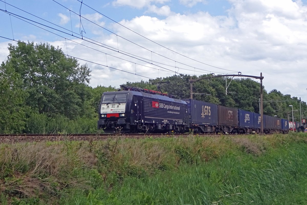 SBBCI 189 983 schleppt ein KLV durch Tilburg Oude Warande am 30 Juli 2019.