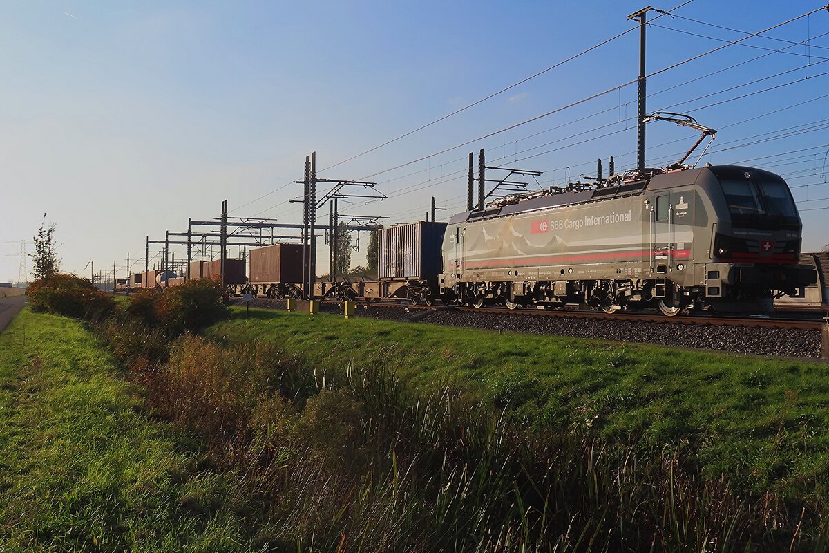 SBBCI 193 454 zieht am Abend von 24 Oktober 2024 der LInz-KLV durch Valburg nach Linz [AU]. Bis die neue X-Loas vectronen der SBBCI in Italien zugelassen sind, werden die an RCC/BB vermietet.