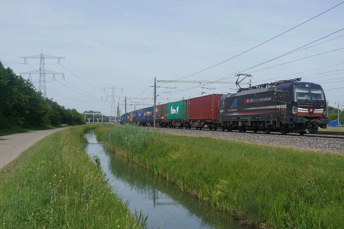 SBBCI 193 659 zieht am 29 Mai 2026 ein Containerzug durch Valburg und wird vom offenbarer Weg fotografiert.