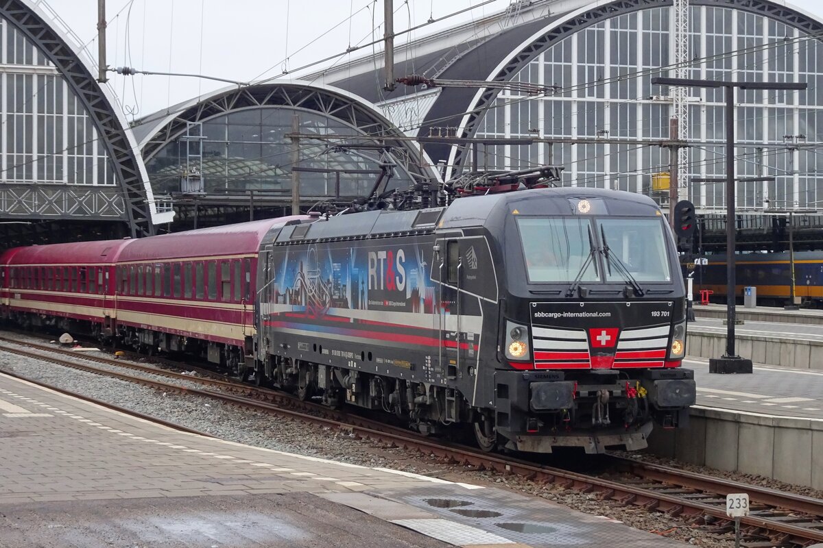 SBBCI 193 701 steht am 22 Jnner 2023 mit der TUI Ski-Express in Amsterdam Centraal.