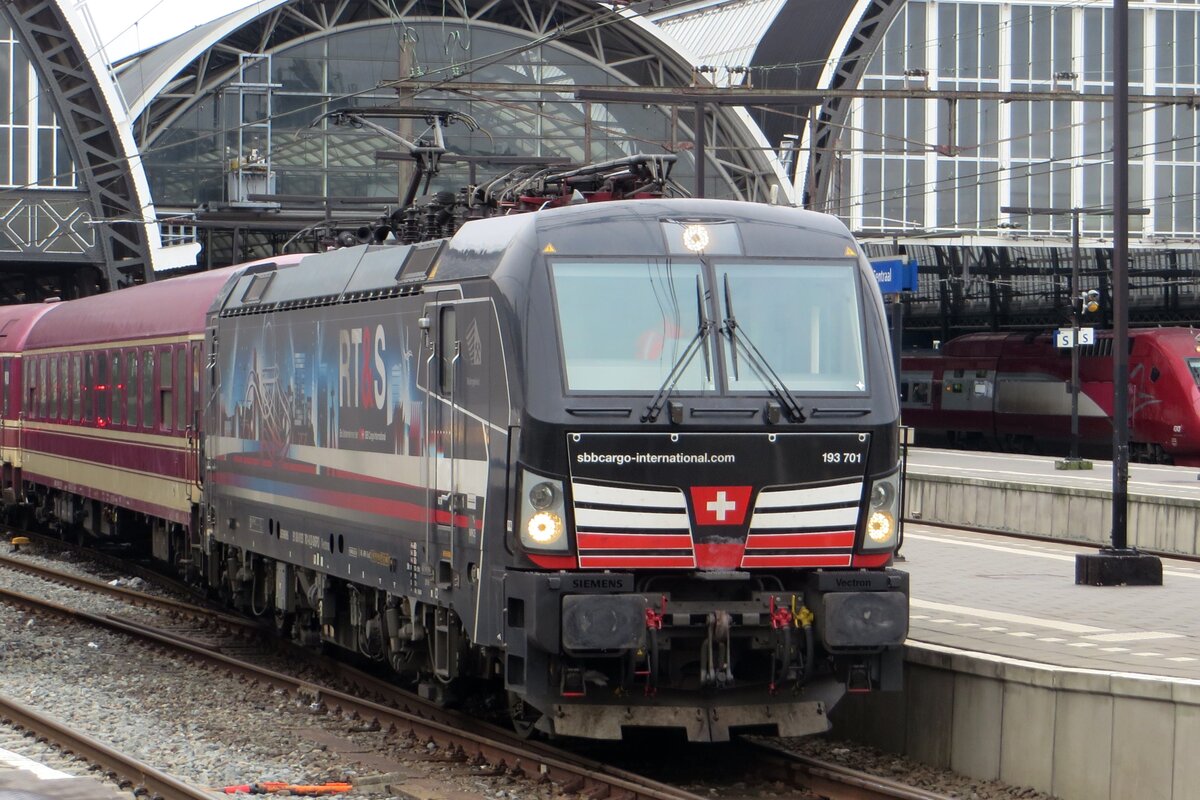 SBBCI 193 701 steht mit ein nachtzug am 22 Jnner 2022 in Amsterdam Centraal.