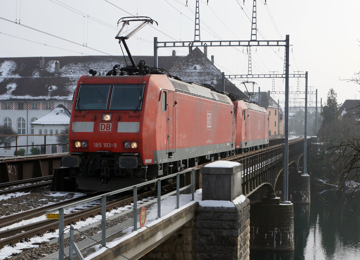 SBB/DB: 185 103-9 und 185 104-7 beim Passieren der Aarebrücke Solothurn am 27. Januar 2017.
Foto: Walter Ruetsch