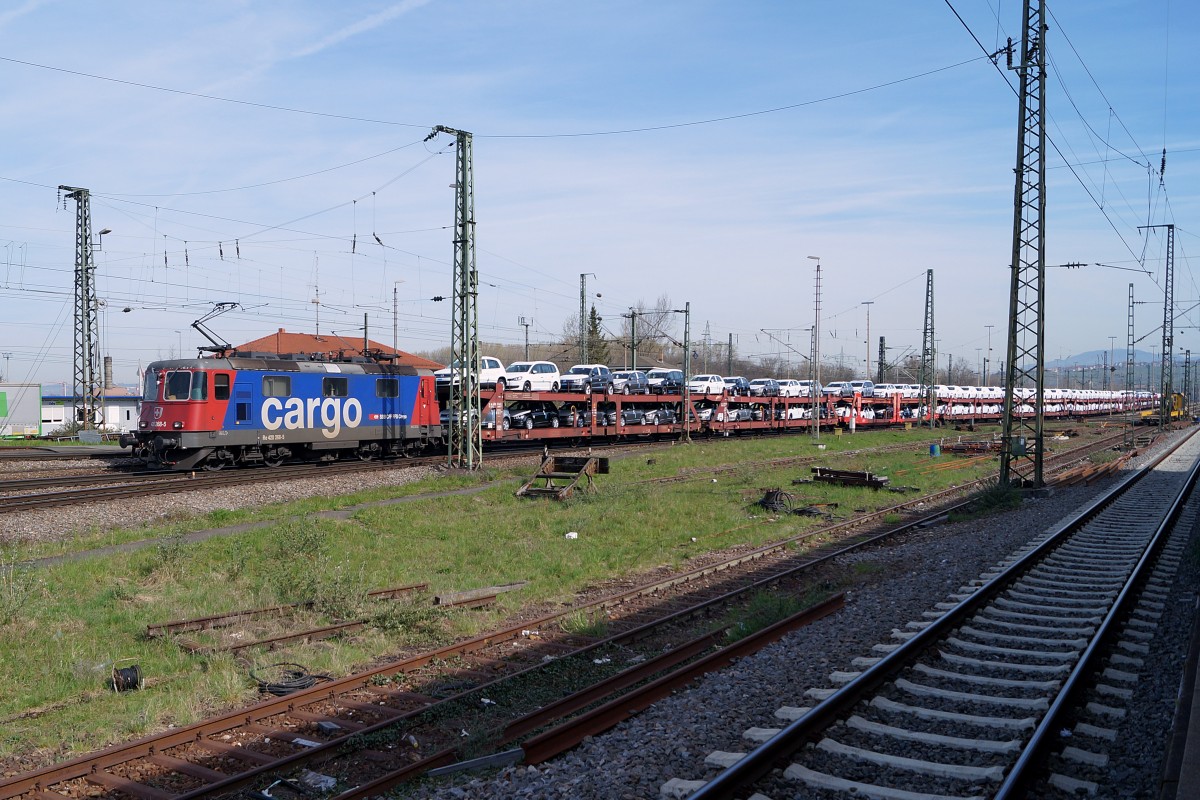 SBB/DB: Die SBB Re 420 268-5 schleppte am 10. April 2015 einen langen Autozug ab dem Güterbahnhof Weil am Rhein weiter in die Schweiz.
Foto: Walter Ruetsch