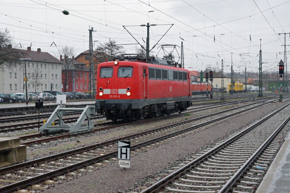 SBB/DB: Fotografieren in Singen am 20. November 2015 trotz starkem Wind und Dauerregen. Die 115 261-0 auf einem Abstellgeleise in Singen auf ihren nchsten Einsatz wartend.
Foto: Walter Ruetsch 