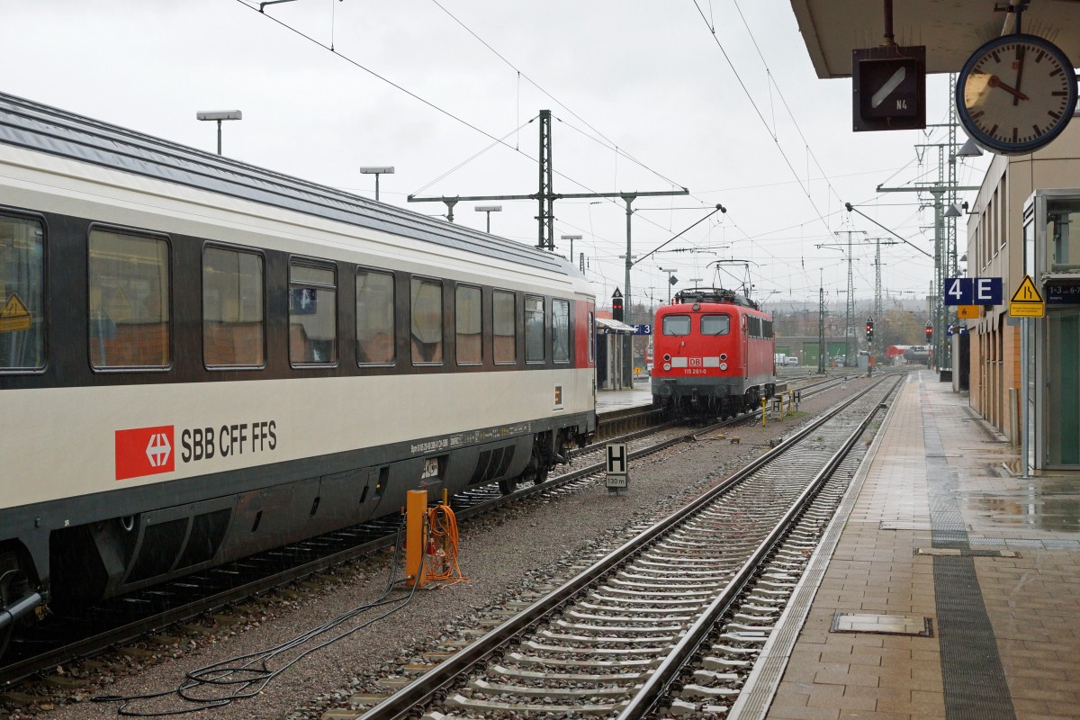 SBB/DB: Fotografieren in Singen am 20. November 2015 trotz starkem Wind und Dauerregen. Kurze Zeit nach der Ankunft in Singen wurden die SBB Bpm abgekuppelt und die 115 261-0 auf ein Abstellgeleise verschoben.
Foto: Walter Ruetsch 