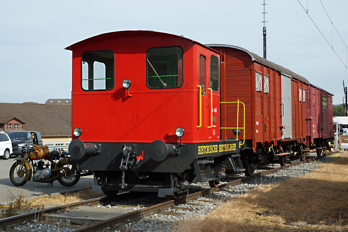 SBB/HSTB: Anlässlich dem Remisenfest vom 3. September 2016 sonnte sich der Tm 465 (ehemals SBB) zusammen mit einem Motorrad aus der selben Epoche vor der Remise Hochdorf.
Foto: Walter Ruetsch 