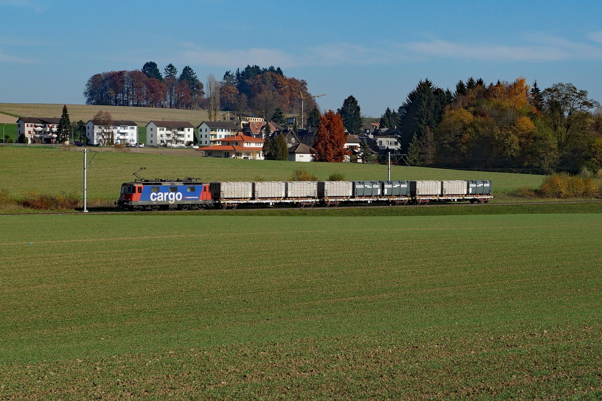 SBB/KEBAG AG: Die Re 421 mit leeren Schlackencontainer zwischen Biberist und Solothurn auf der Fahrt zur Kehrichtverbrennungsanlage Emmenspitz bei Zuchwil am 6. November 2015.
Foto: Walter Ruetsch