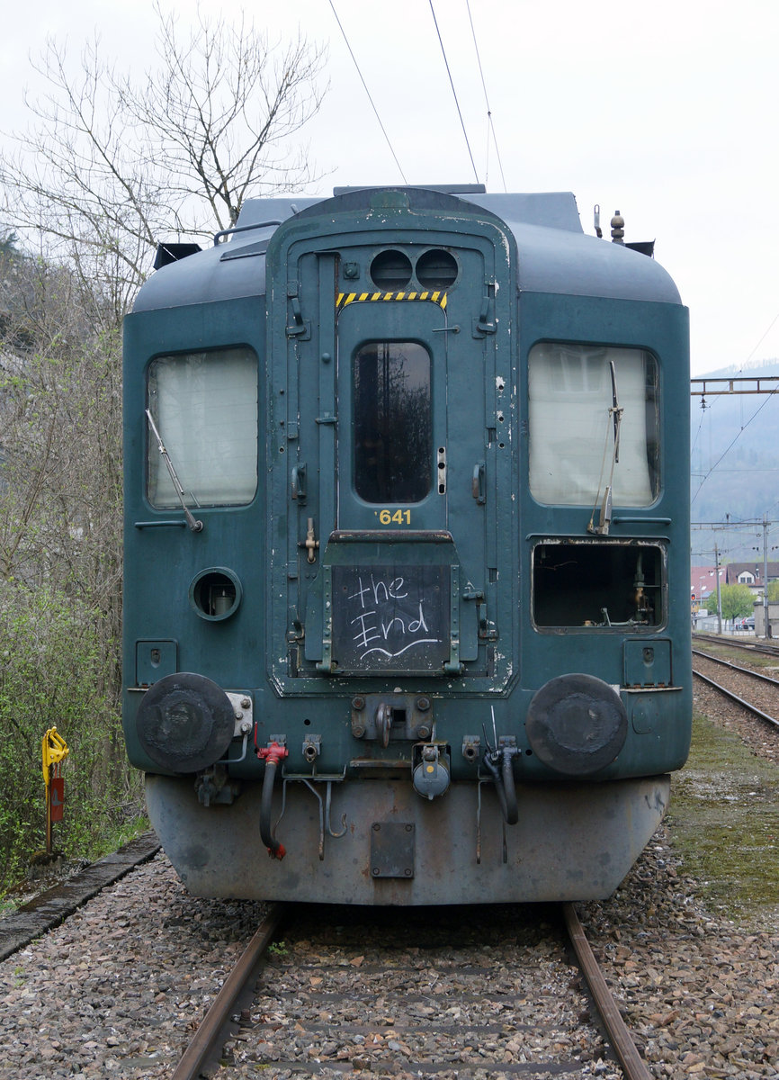 SBB/OeBB/DSF: Auch die letzten Stunden der BDe 4/4 641 und BDe 4/4 651, ehemals SBB, OeBB, DSF sind bald vorbei. Bereits ausgeschlachtet warteten sie am 11. April 2017 in der Klus bei Balsthal gemeinsam auf die baldige Verschrottung.
Foto: Walter Ruetsch