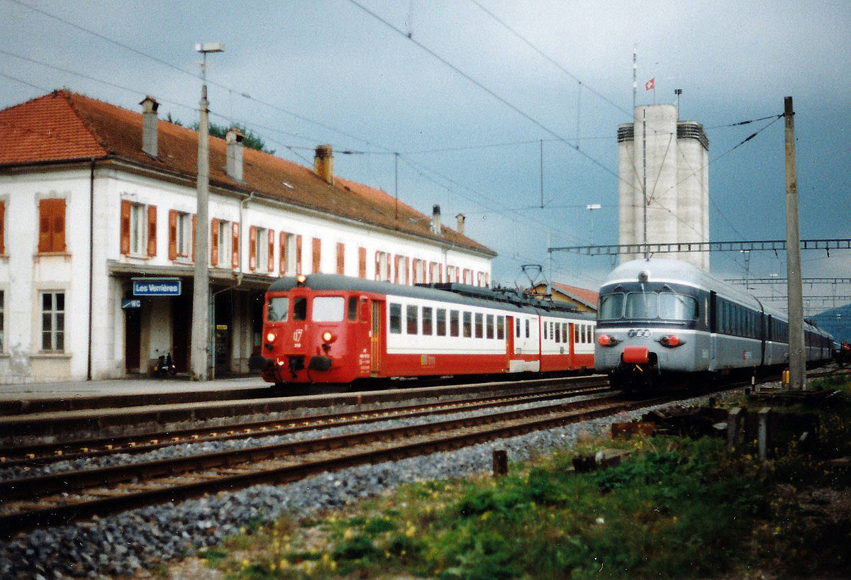 SBB/TRN: Im Jahre 1986 fuhren noch Regionalzüge von TRN bis Les Les Verrières. Begegnung zwischen einem TGV-Zubringer SBB RAe TEE II  GRAUE MAUS  nach Frasne und dem TRN ABDe 537 313 (ehemals BLS/BN. Diese 30-jährige Aufnahme entstand an einem Oktobertag kurz vor einem heftigen Gewitter.
Foto: Walter Ruetsch