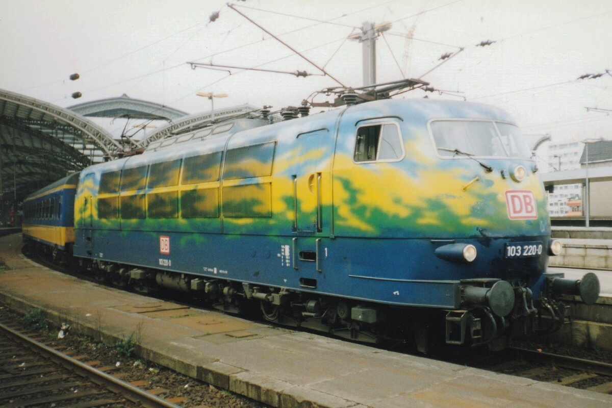 Scanbild von 103 220 mit Niederländische Reisewagen in Köln Hbf am 24 Februar 1998.