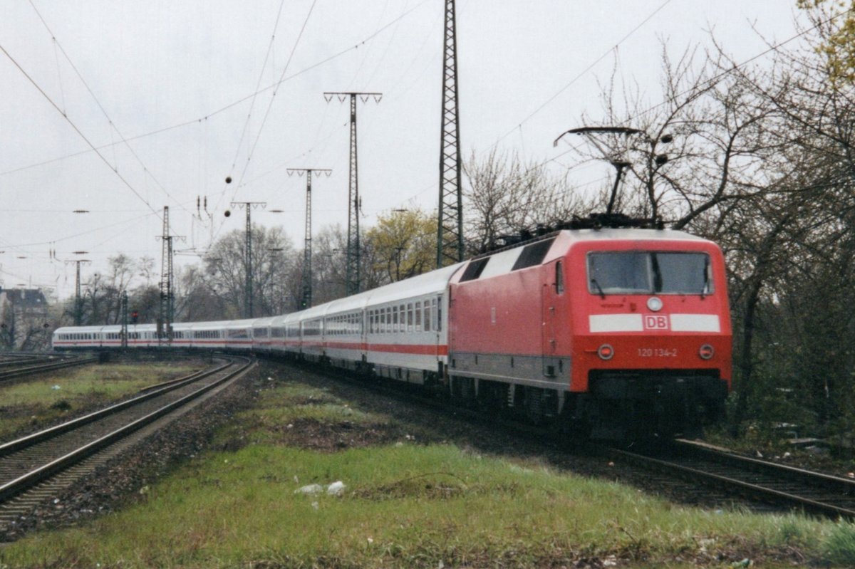 Scanbild von 120 134 mit IC durch Köln West am 13 Februar 2001.