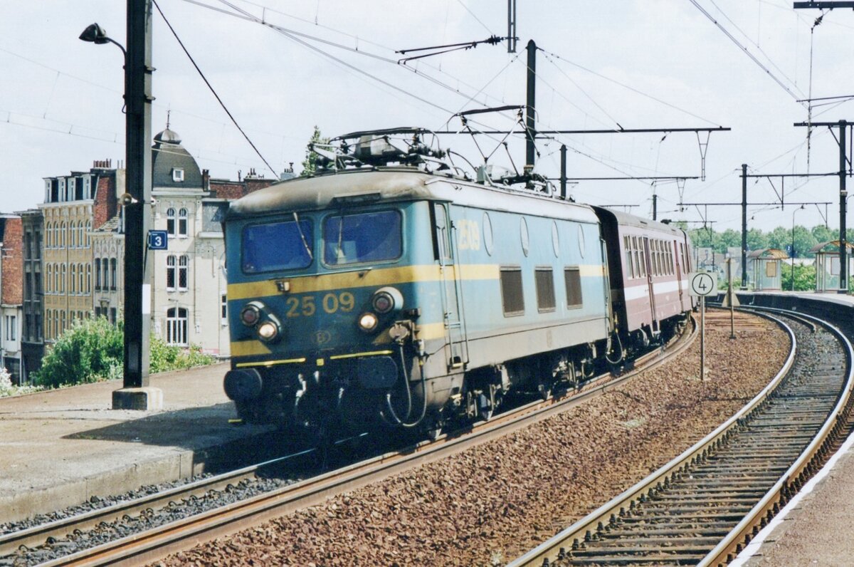 Scanbild von 2509 mit Spitzverkehrszug am 16 Mai 2002 in Antwerpen-Dam.