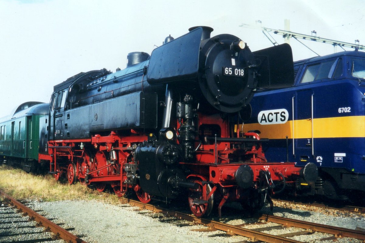 Scanbild von 65 018 in Hengelo während ein Bahnhofsfest am 4 Oktober 1999.