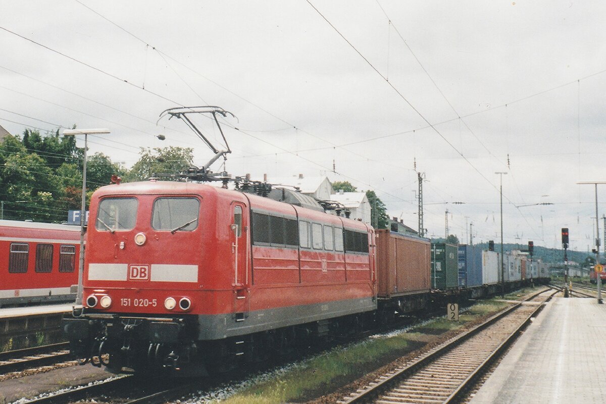 Scanbild: am 21 Mai 2003 zieht DB Cargo 151 020 ein Containerzug nach Wels und Linz durch Passau Hbf. Der G�terverkehr lief, der Reiseverkehr jedoch wurde am diesen Tag von ein Streik bei die �BB stillgelegt.