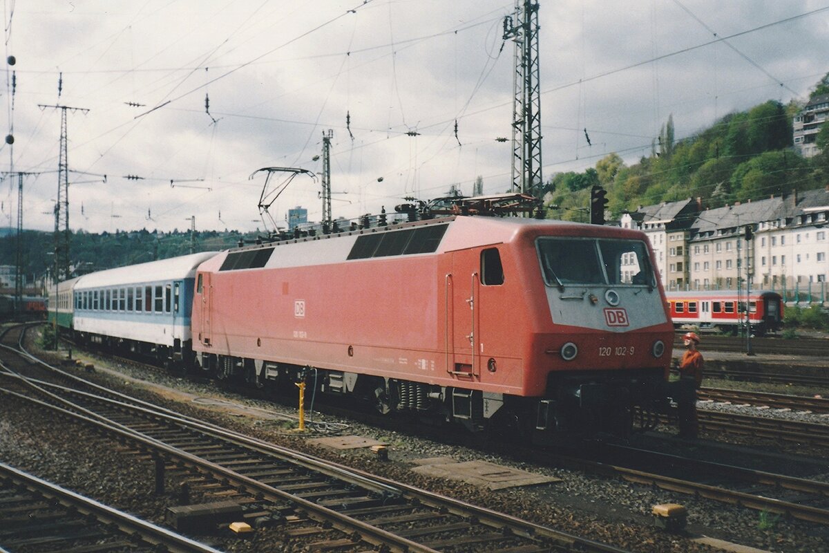 Scanbild: am 23 Juli 1998 steht 120 102 mit ein IR in Koblenz Hbf und wird für eine fahrt bereitgestellt.