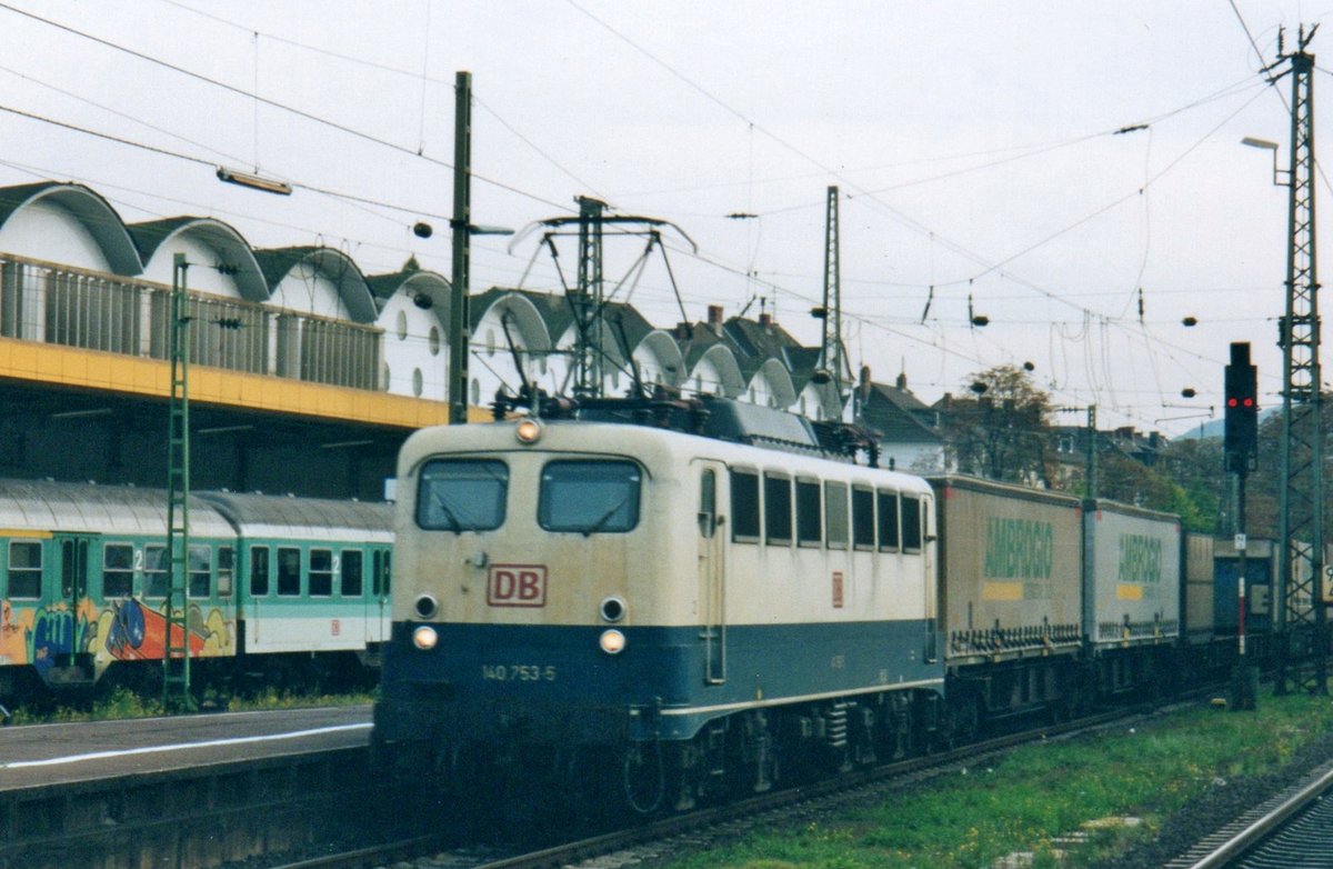 Scanbild von der Ambrogio-KLV in Koblenz Hbf mit 140 753 an der Spitze, 1 Oktober 2002.