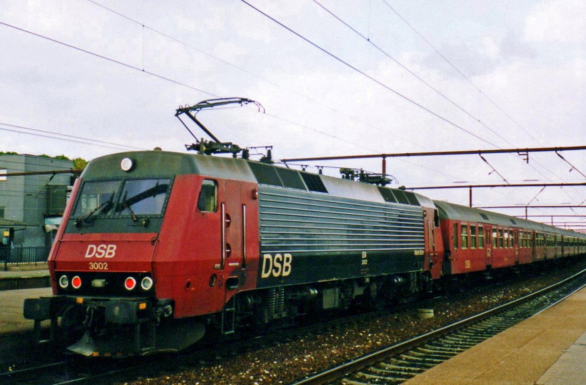 Scanbild von DSB 3002 mit Spitzverkehrszug nach Kobnhavn in Roskilde, 22 Mai 2004.