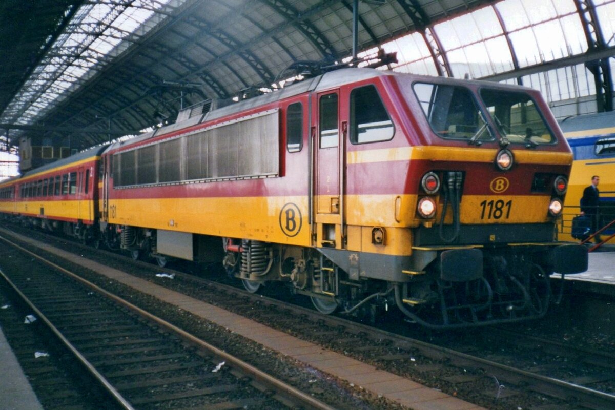 Scanbild von NMBS 1181 mit der IC-Benelux in Amsterdam Centraal am 13 Augustus 1997.
