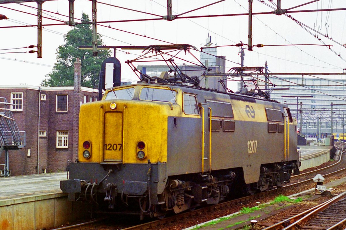 Scanbild von NS 1207 in Amsterdam centraal am 1 September 1994.