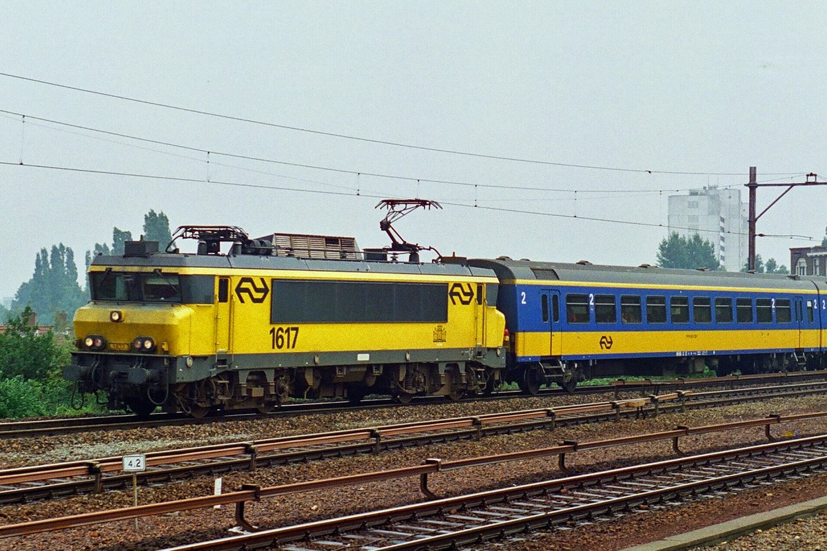 Scanbild von NS 1617 mit ein IC beim durchfahren von Amsterdam Amstel am 1 September 1994.