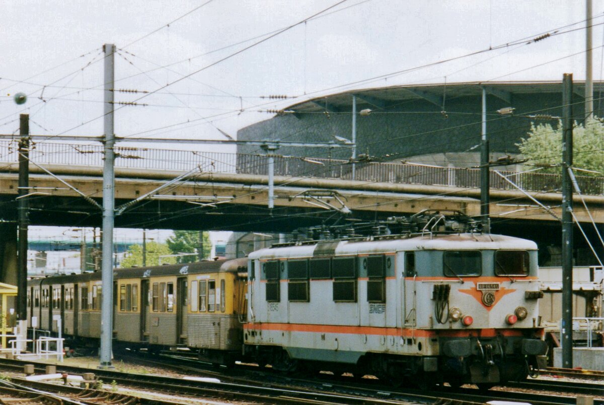 Scanbild von SNCF 16545 mit RER, aus Lille-Flanders ausfahrend am 18 September 2004.