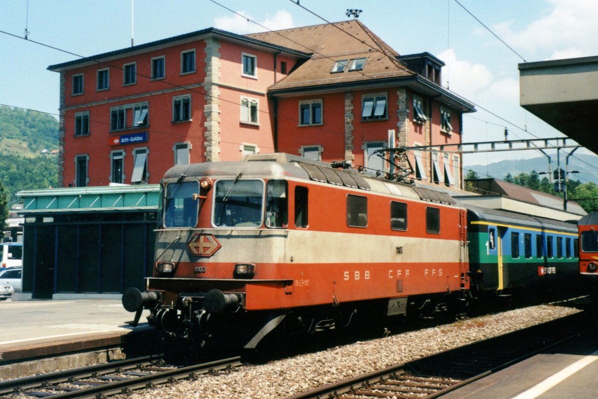 Scanbild von Swiss-Express 11103 in Arth-Goldau am 27 Mai 2002.
