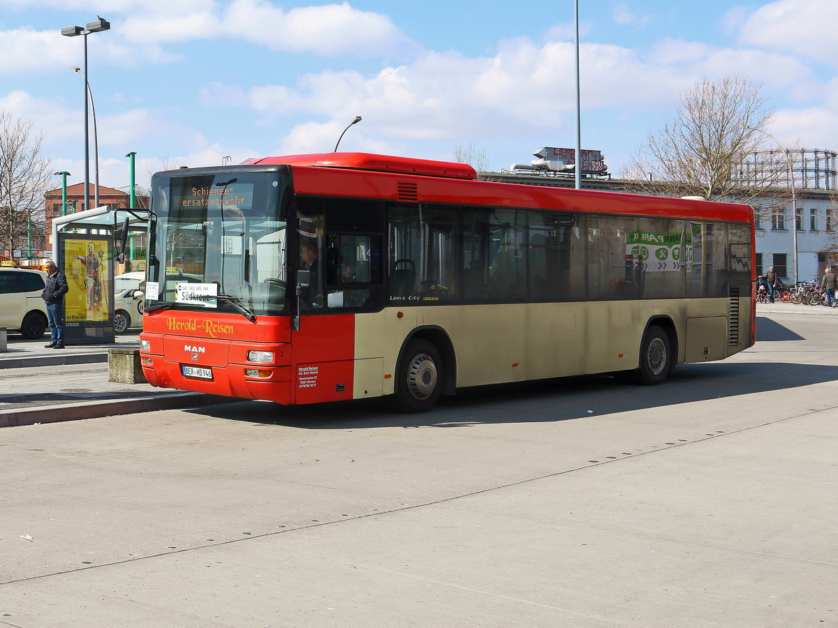 Schienenersatzverkehr am 02. April 2018 am Bahnhof Berlin S�dkreuz. MAN Lions City von Herold Reisen aus Bernau in Brandenburg. 