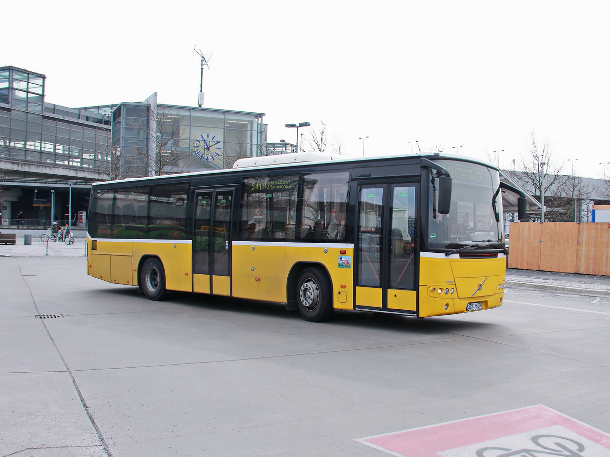 Schienenersatzverkehr am 30. Mrz 2018 am Bahnhof Berlin Sdkreuz Volvo 8700.

