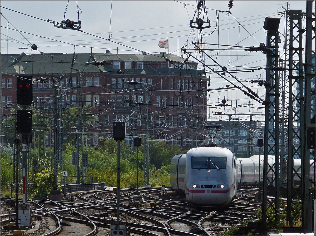 Schienengewusel und Kabelsalat im Vorfeld des Hauptbahnhofs von Hamburg, ein ICE 1 schlängelt sich zur Einfahrt über unzählige Weichen bei der Einfahrt in den Bahnhof. 18.09.2019