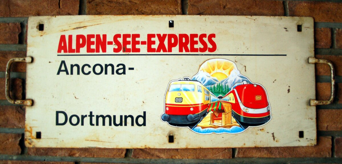 Schild eines Alpen-See-Express von einem ehemaligen Wagen-Zug.