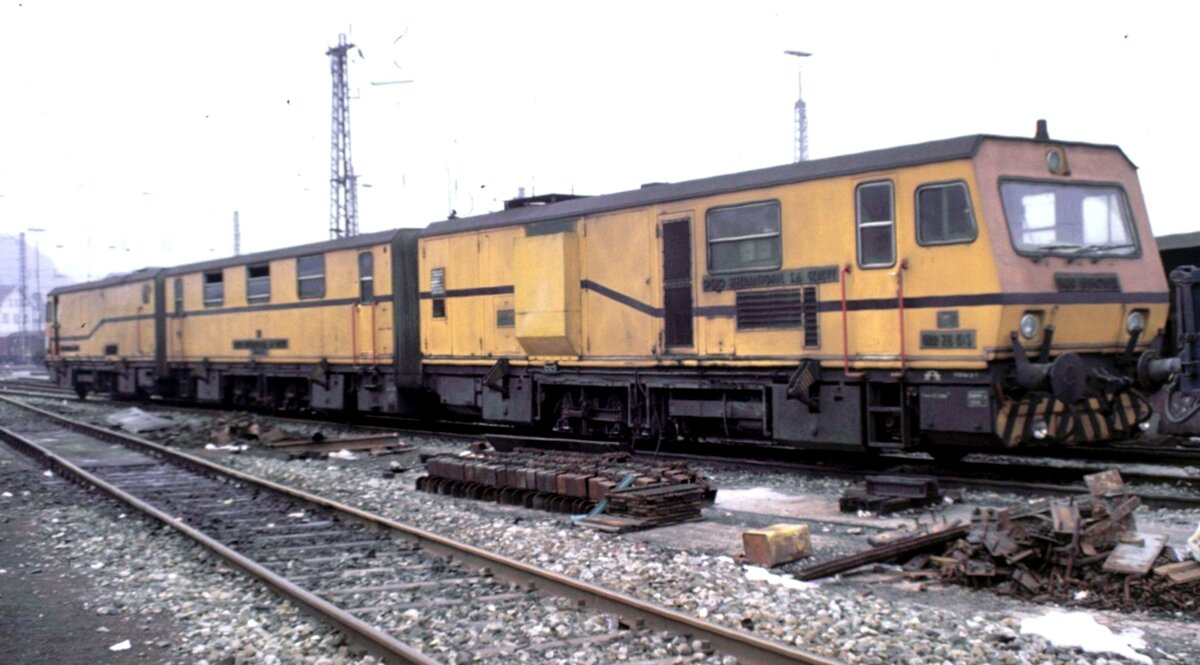 Schleifzug Speno International SA Geneve URR 28 E/S in Geislingen Steige am 06.02.1982.