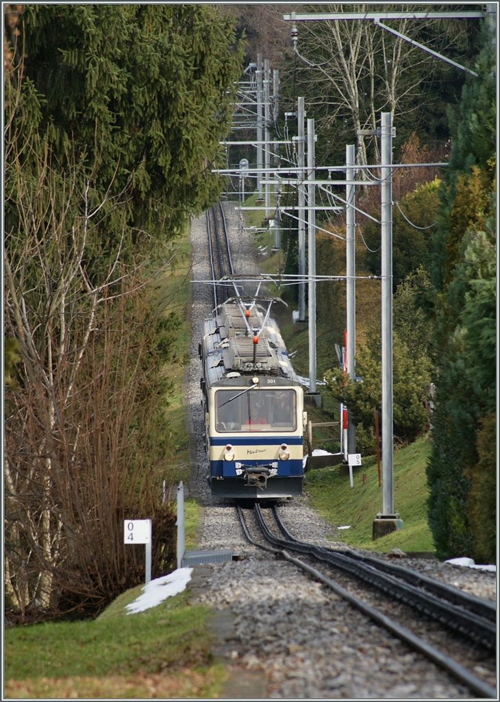 Schmalspur im Gebirge muss nicht immer Kurvenreich sein...
Rochers de Naye Bhe 4/8 kurz vor Glion. 
23. Dez. 2012