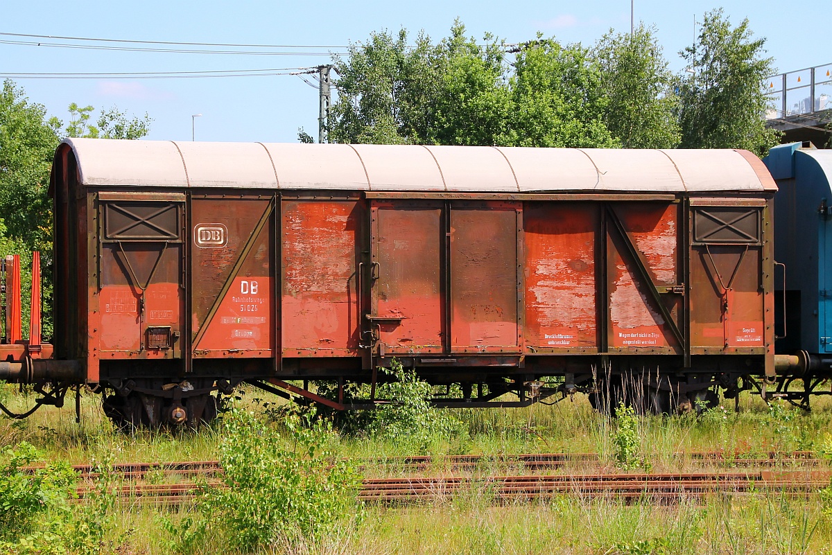 Schmuckstck...Bahnhofswagen 51029 Gattung Glm (ehemals Bf Maschen) abgestellt beim alten Gbf Neumnster (ffentliche Zufahrt). NMS 09.06.2014