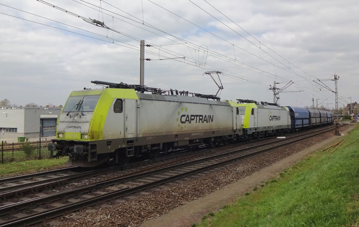 Schmütziger CapTrain 186 152 zieht ein Kohlezug durch venlo-Vierpaardjes am 8 April 2021.
