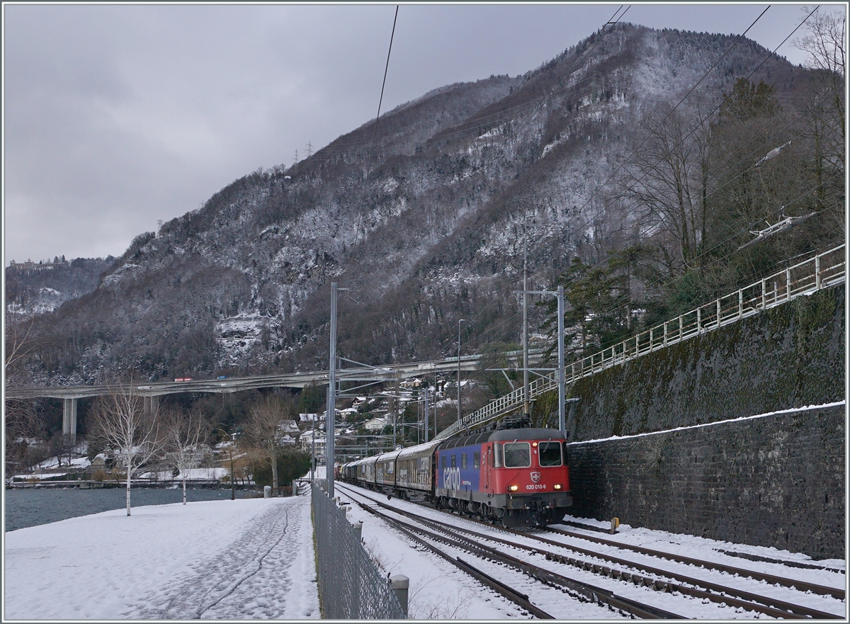 Schnee am Ufer des Genfer Sees ist relativ selten und wenn dann schmilzt er durch die Wärme des Sees recht rasch. Somit nutzte ich bei einem kleine Spaziergang sozusagen jede Flocke um die zumindest augenscheinlich winterliche Stimmung festzuhalten.

Die SBB Re 6/6 11610 (Re 620 010-9)  Spreitenbach  erreicht mit einem Güterzug auf der Fahrt in Richtung Wallis den Bahnhof von Villeneuve. 
Seit dem Fahrplanwe3chsl verkehren die Regionalzüge von Lausanne kommend nicht mehr nur bis Villeneuve, sondern mindestens bis Aigle. Somit werden die vor wenigen Jahren eingebauten und hier zu sehnend Schnellfahrweichen kaum mehr benötigt. 

25. Januar 2021