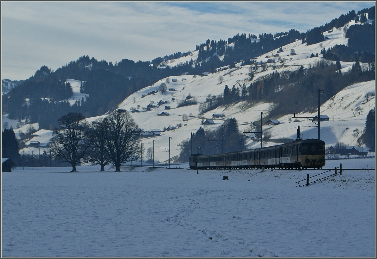 Schnee von Gestern: eine BLS Re 4/4 zieht bei Boltigen ihren  GoldenPass  RE von Interlaken nach Zweisimmen.
5. Dez. 2013