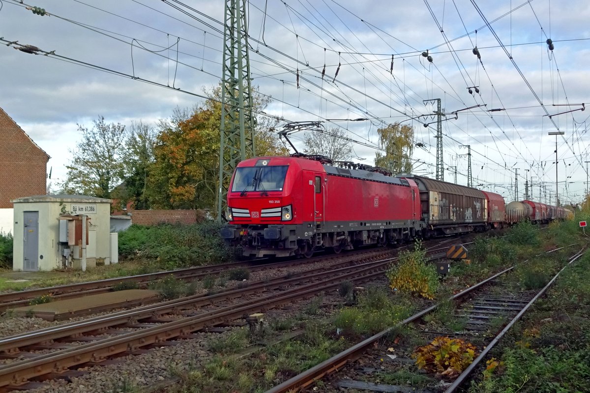 Schnell passiert DBC 193 350 mit ein Mischguterzug die in Emmerich wartender Fotograf am 8 November 2019.