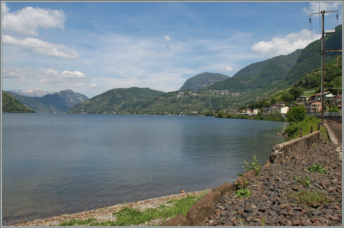 Schöne Aussichten: schöne Aussichten bietet die Bahnfahrt dem Lago di Lugano entlang zwischen Capolago Riva San Vitale nach Melide, letzteres ist ganz im Hintergrund links im Bild zu sehen. 
5. Mai 2014