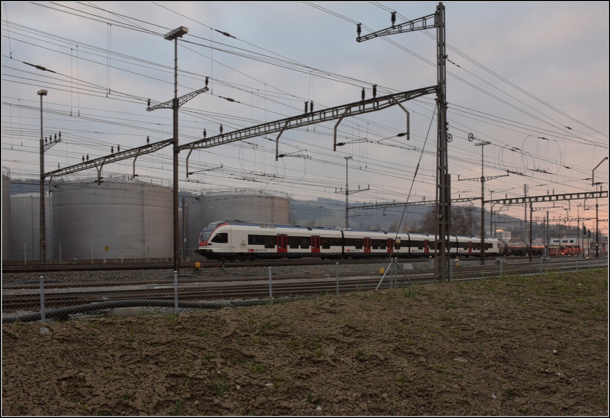 Schon fast im Bahnhof Rotkreuz ist die S-Bahn aus Zug nach Luzern angekommen. März 2022.