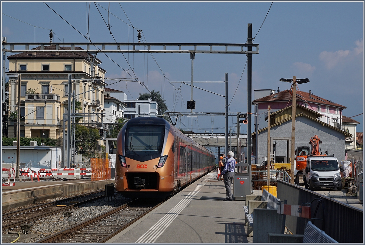 Schon fast ein Bild aus der Zukunft: Ein SOB  Traverso  verlässt Locarno in Richtung Bellinzona. Ab dem nächsten Fahrplanwechsel (bzw. Anfang April 2021) verkehren (wieder) stündlich direkte Züge von Locarno nach Basel bzw. alternierend nach Zürich über die Gotthard Panorama Strecke via Airolo und Göschenen, die jedoch nicht mehr wie früher mit SBB Re 4/4 II und Komposition, sondern mit SOB RABe 526  TRAVERSO  gefahren werden. Im Bild der SOB RABe 526 206-8 (UIC 94 85 7 526 206-8 CH-SOB) auf einer Testfahrt.

15. Sept. 2020 
