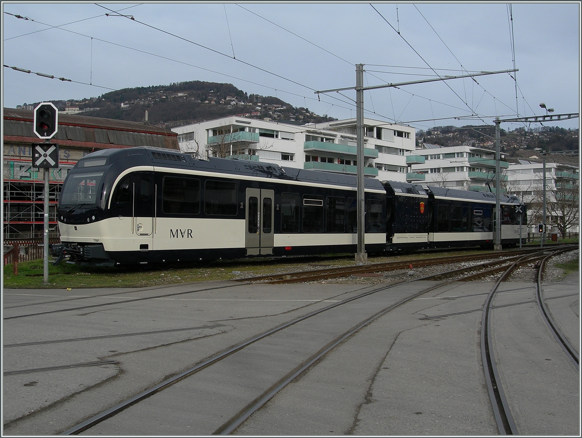 Schon fast ein neuer Weinzug: Nachdem der CEV MVR ABeh 2/6 7501  St-Légier  über einen Monat im Dépôt von Vevey vor sich hin reifte, durfte er gestern an die frische Luft, um wohl in der milden Wintersonne weiter an Charakter zu gewinnen. Bleibt die Hoffnung, dass die lokalen Künstler der Region den doch sehr schönen Zug des Nachts nicht als Leinwand benutzen.
Vevey, den 27. Feb. 2016