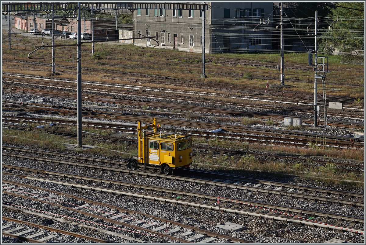 Schon fast ein Zugsuchbild...
Die Draisine mit der so weit ersichtlichen Bezeichnung RFI 151728-0 fährt über die Gütezugzugsgleise in Domodossola in Richtung Preglia.

28. Oktober 2021