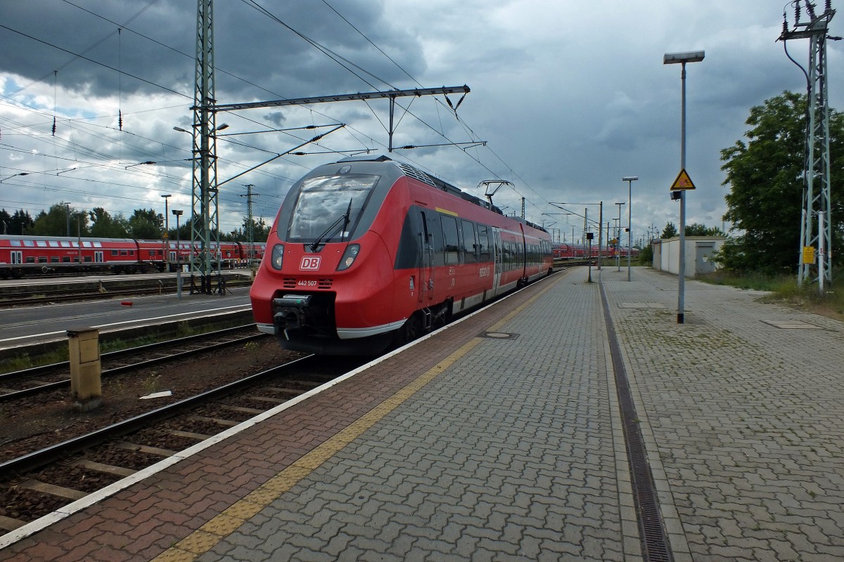 Schon irgendwie ziemlich klein sind die Talent-II-Zweiteiler, die von Cottbus aus �ber Doberlug-Kirchhain nach Falkenberg gurken. Reichen aber anscheinend auch aus. Besonders voll war 442 007 nicht, als er am 30.5.14 in Cottbus einfuhr.