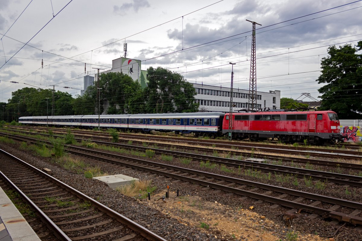 Schon seit langer Zeit setzt NationalExpress einen Ersatzzug aus n-Wagen ein, um unfallbedingt ausgefallene Triebz�ge zu kompensieren. Am 08.07.21 stand ein Zug mit 111 056 im Bahnhof K�ln-West abgestellt und fuhr kurz nach dieser Aufnahme los, um im nahen Hauptbahnhof als RB48 in Richtung Wuppertal zu starten.